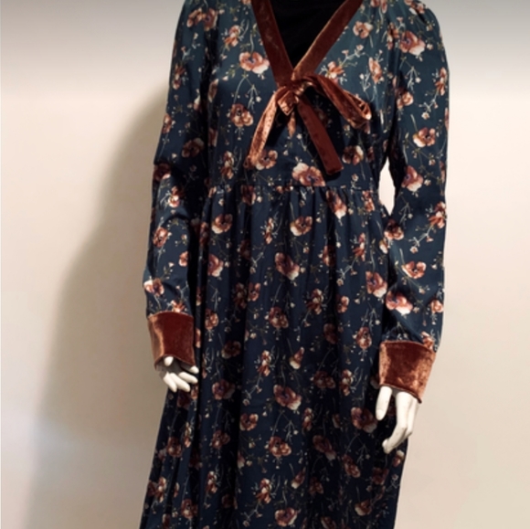 Dress - Picture 3 of 4